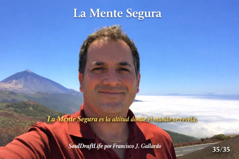 Francisco J. Gallardo de pie sobre las nubes en Tenerife, con el Teide detrás de él, simbolizando conciencia y altitud.